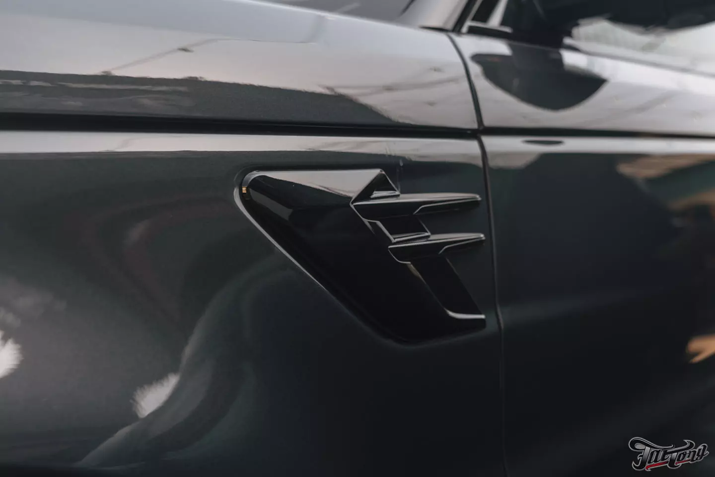 Новый образ Range Rover Sport: оклейка в матовый полиуретан, шумоизоляция дверей, выдвижные пороги. Сравним матовый и глянцевый автомобили!